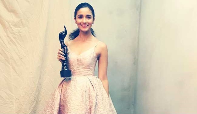 Here’s a complete list of Filmfare Awards 2017 Winners