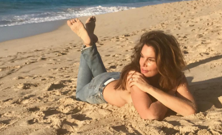 Cindy Crawford topless photo goes viral